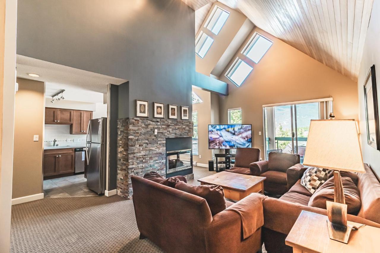 Snowbird Townhouses By Elevate Vacations ウィスラー エクステリア 写真