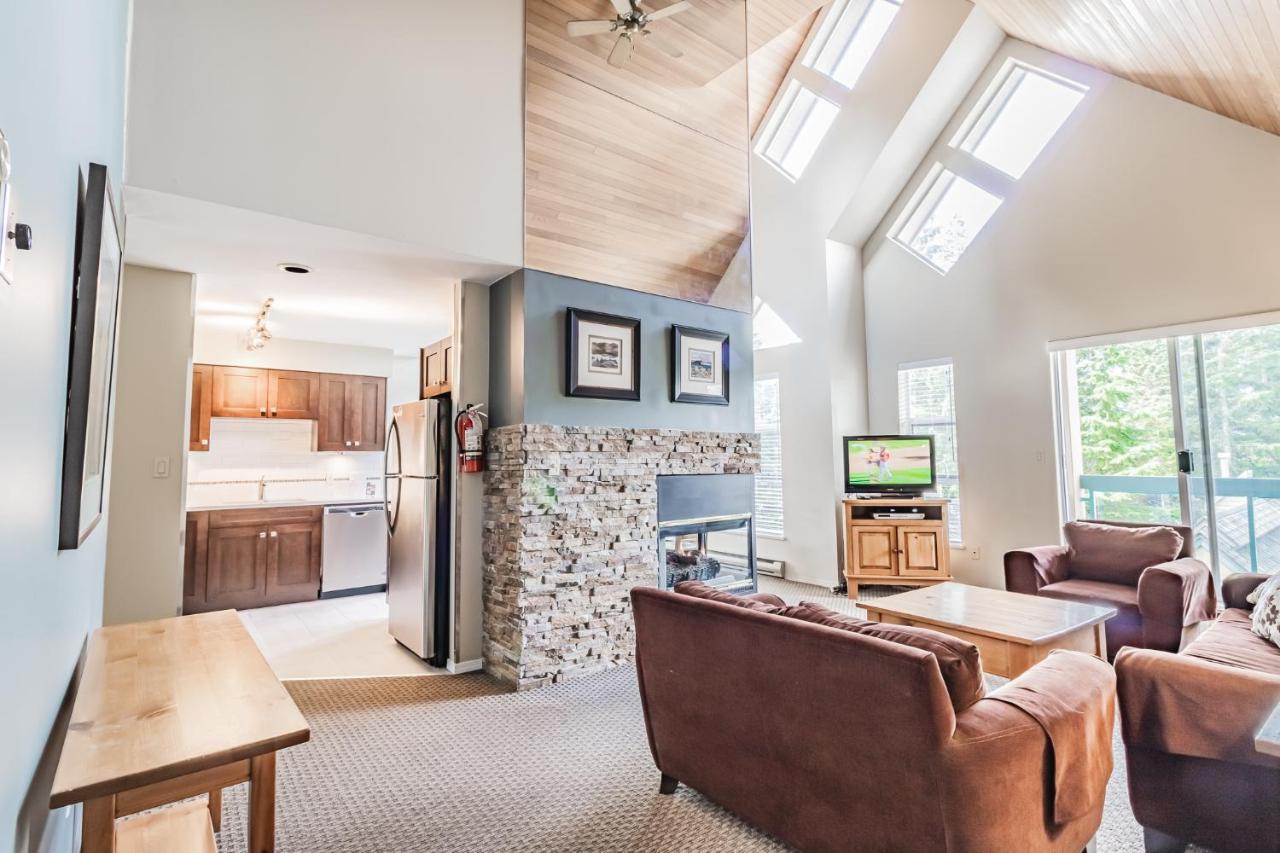 Snowbird Townhouses By Elevate Vacations ウィスラー エクステリア 写真