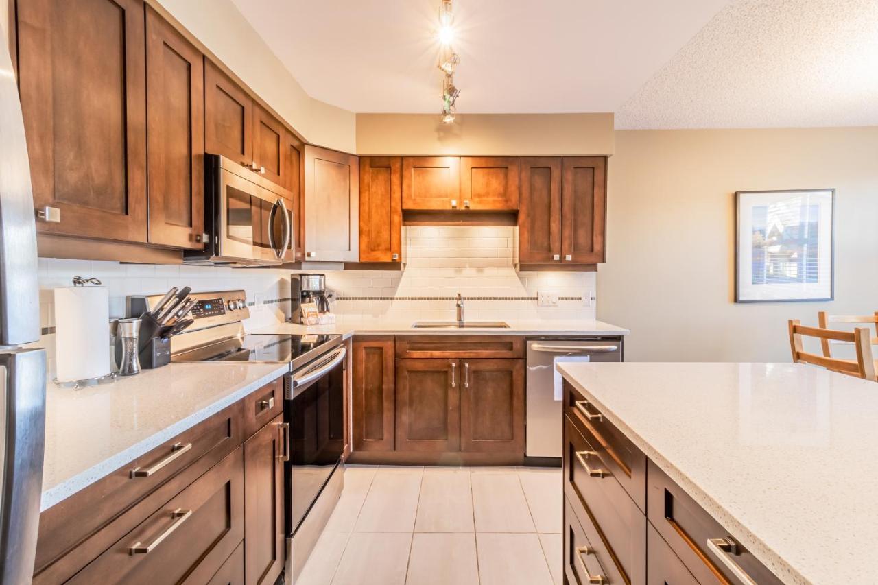 Snowbird Townhouses By Elevate Vacations ウィスラー エクステリア 写真